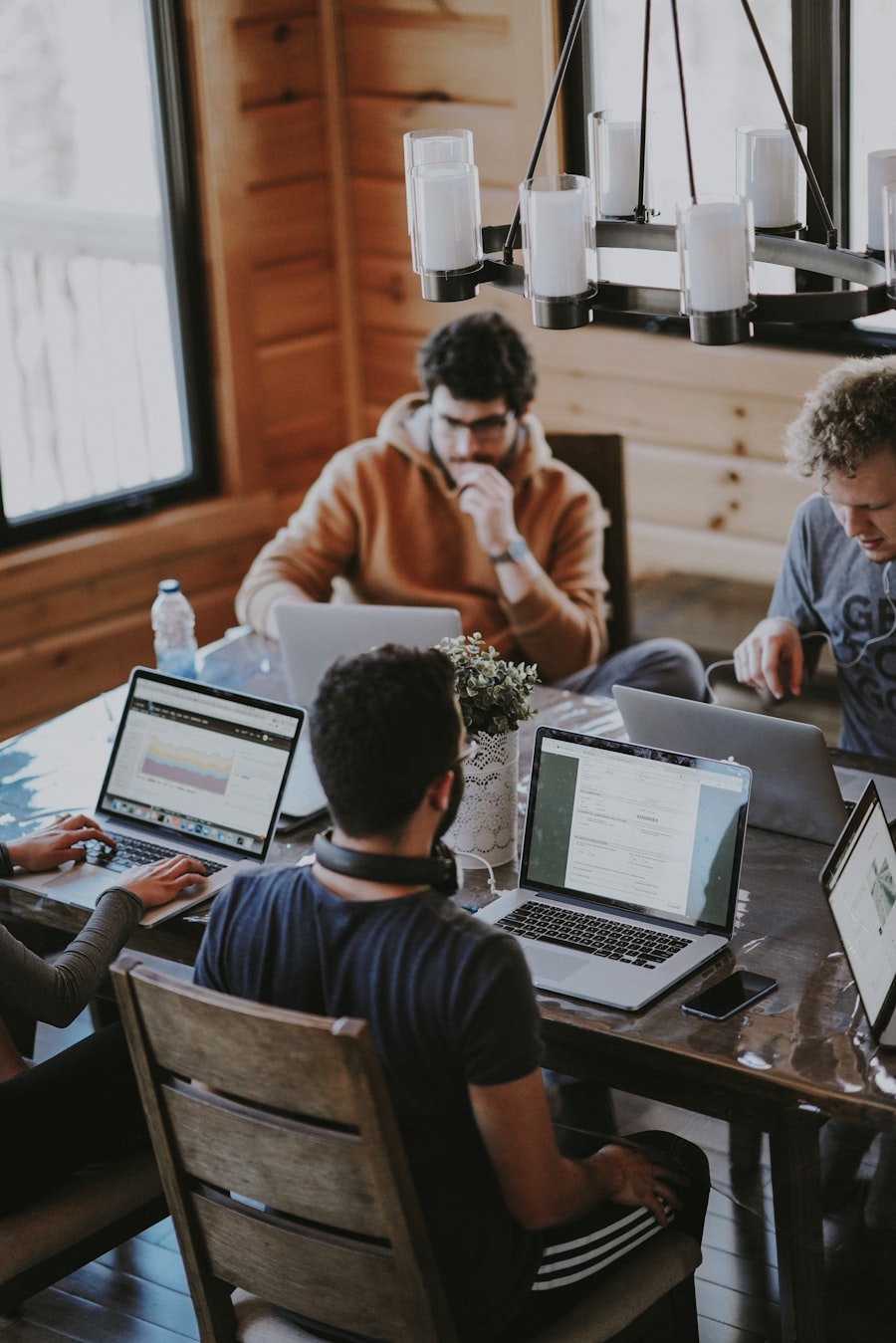 Equipo de consultores en sesión de trabajo estratégico